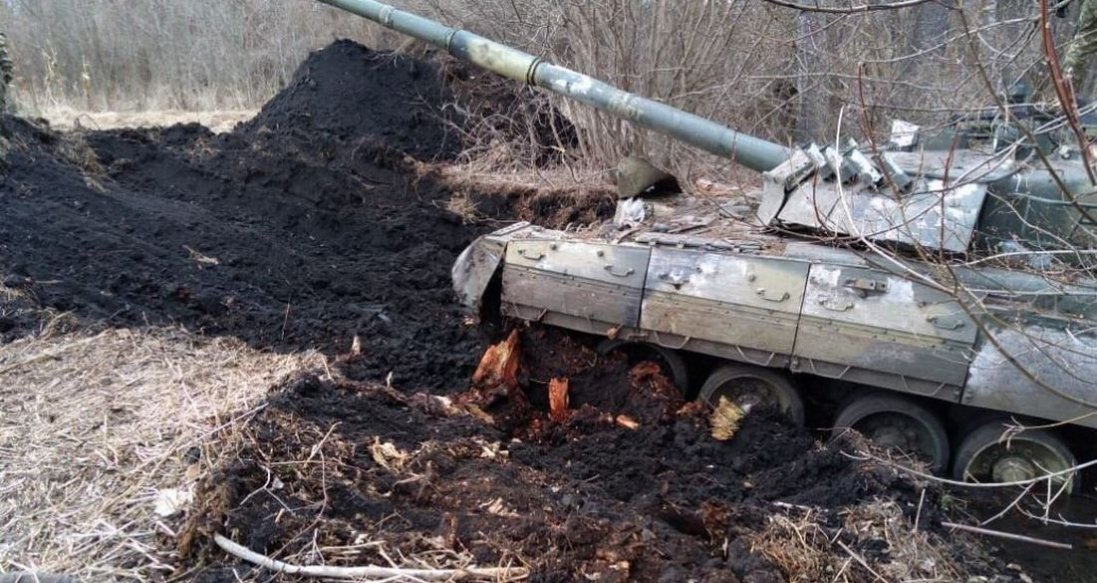 ЗСУ відкопали танки, які росіяни покинули в українському полі