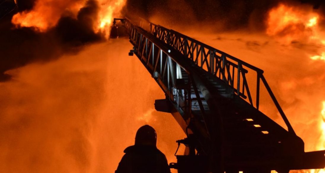 Знищення другої нафтобази на Рівненщині: триває гасіння