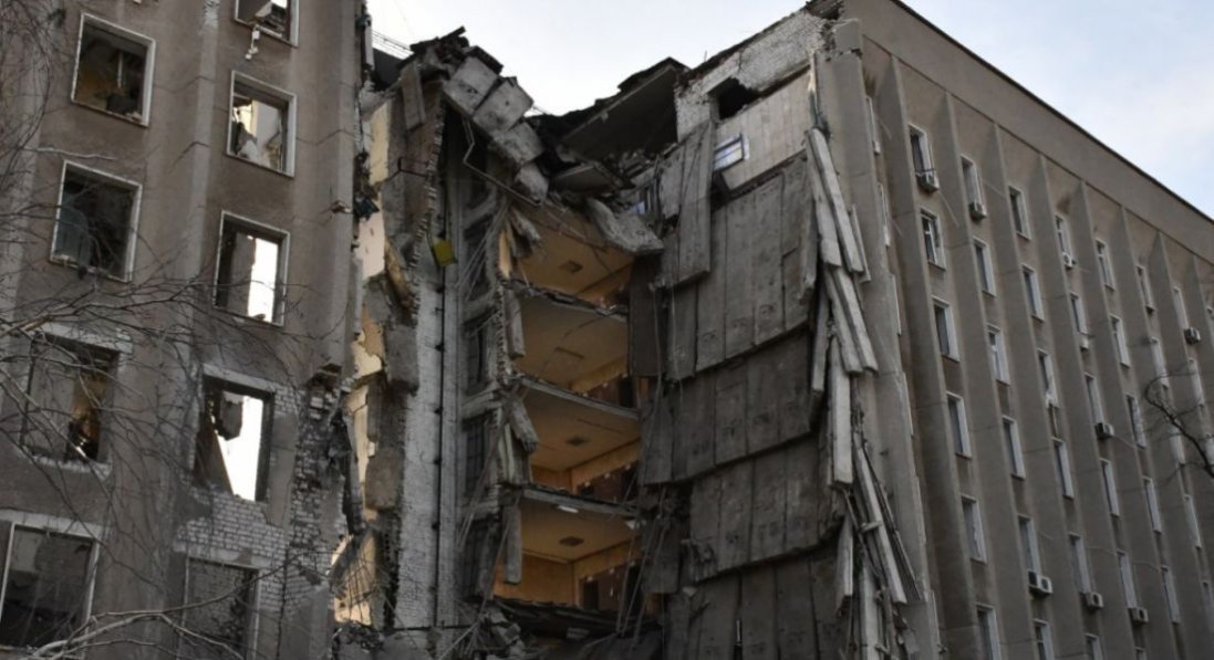 Обстріл Миколаївської ОДА: кількість загиблих може сягнути 16 людей