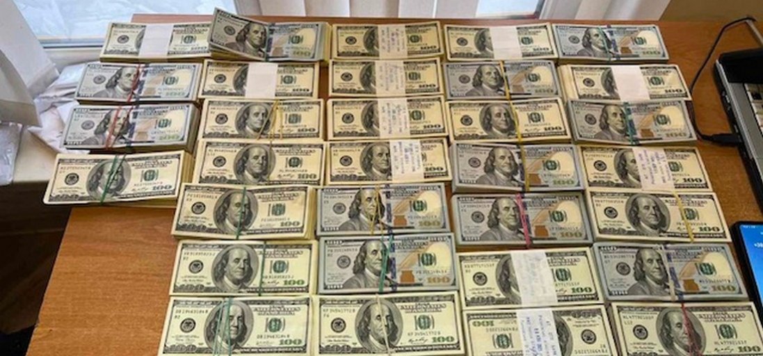 Митники конфіскували у волинянина 320 тис дол, які передадуть на ЗСУ