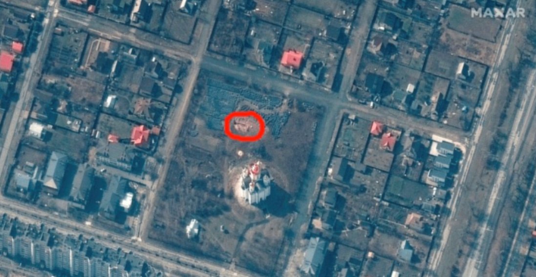 На супутникових знімках показали братську могилу в Бучі