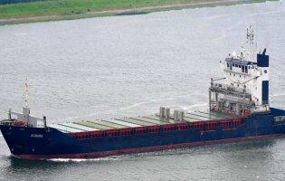 У Маріуполі окупанти обстріляли цивільне судно: воно йде під воду