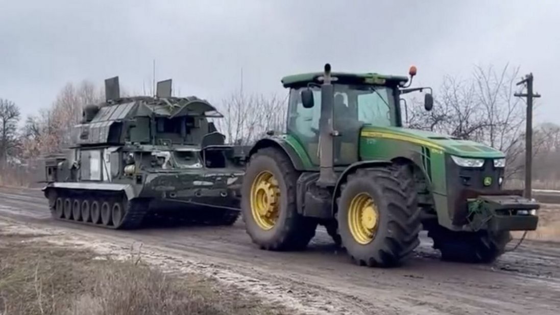 Українська тракторна армія продовжує збирати техніку росіян: нове відео