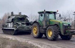 Українська тракторна армія продовжує збирати техніку росіян: нове відео