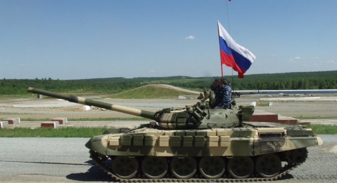 російський загарбник вихваляється, як танком переїхав легковик