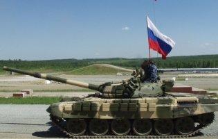 російський загарбник вихваляється, як танком переїхав легковик