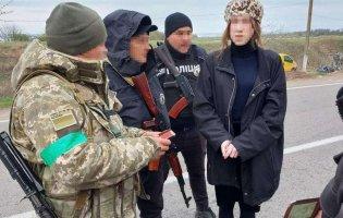 Вдягнувся жінкою і сів у таксі: українець спробував виїхати за кордон