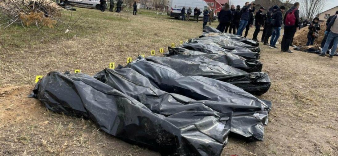 У Маріуполі росіяни хочуть «легалізувати» захоронення тіл людей: збирають дані про загиблих