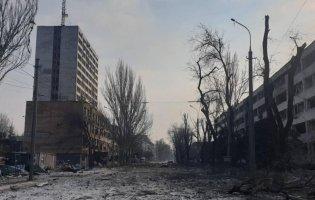 Трупи на дорозі: «Азов» показав кадри з Маріуполя
