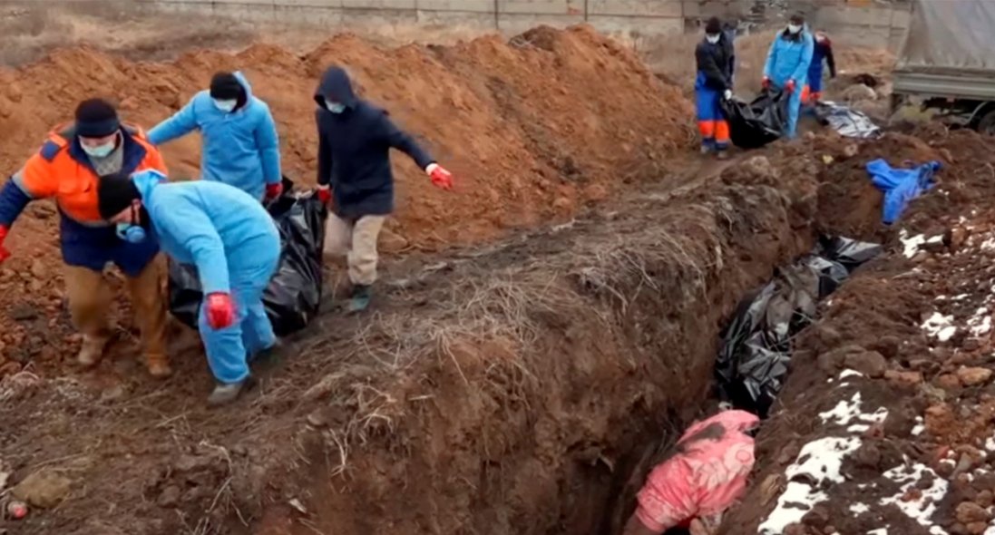 Під Маріуполем знайшли 30-метрову братську могилу