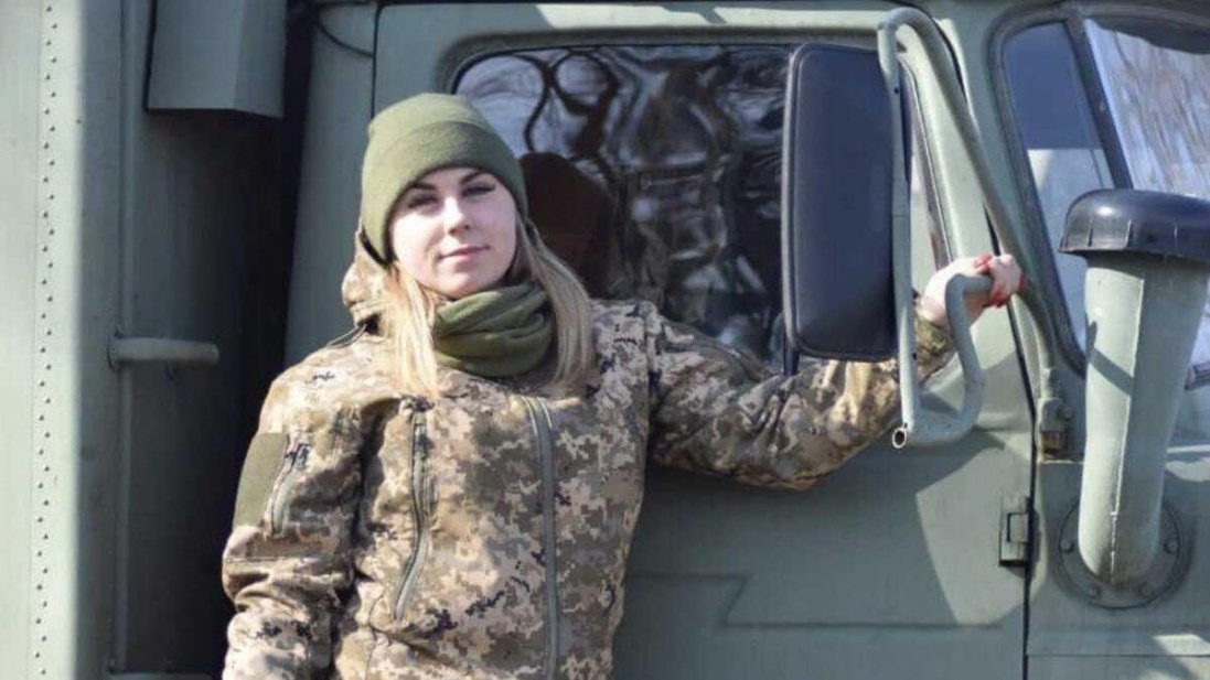 Українська кондитерка стала водійкою бронемашини і смалить росіян