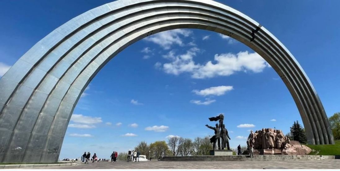 У Києві демонтують скульптуру двох робітників під Аркою дружби народів