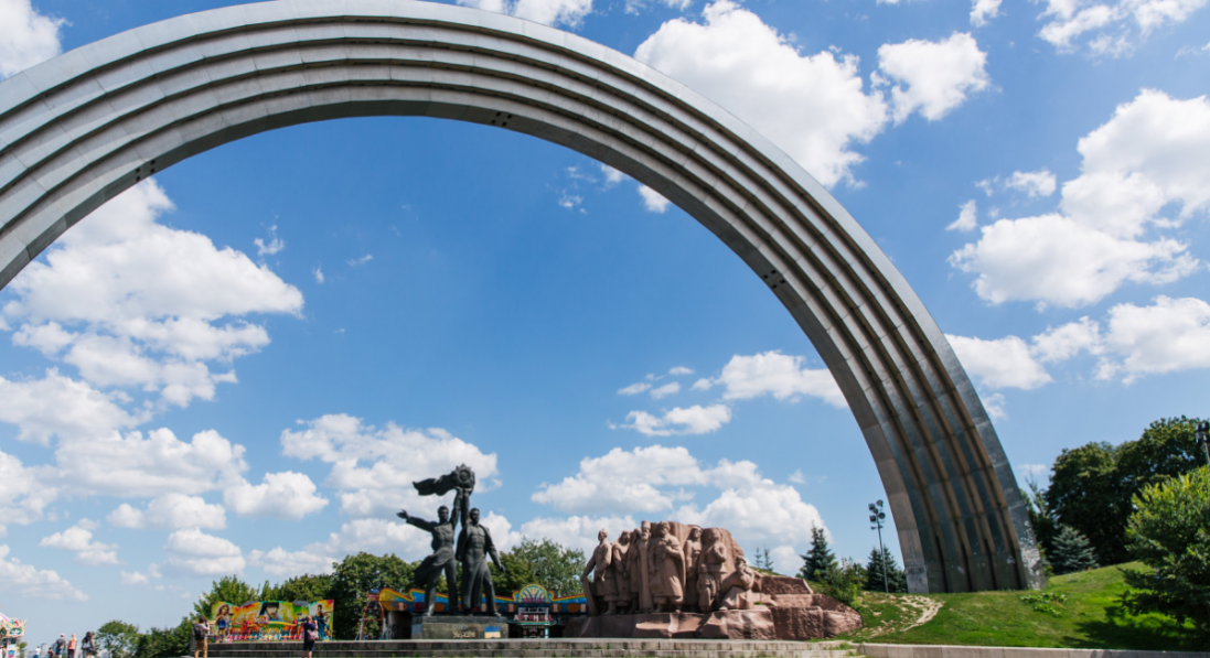 У Києві зносять радянський монумент «дружби народів»