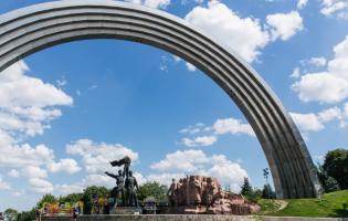 У Києві зносять радянський монумент «дружби народів»