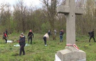 Подяка за підтримку: на Волині прибирали польське кладовище