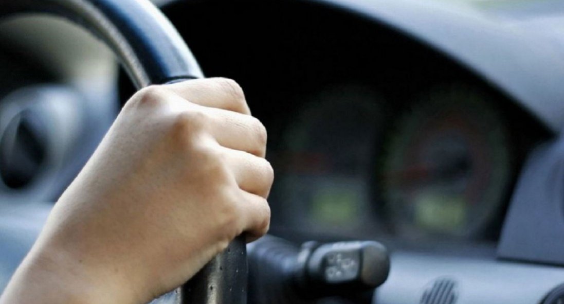 Неймовірна історія: киянин залишив три машини на вулицях міста, аби люди врятували сім'ї