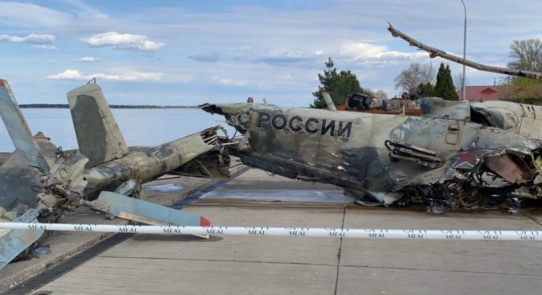 Бойовий вертоліт росіян дістали з Київського моря