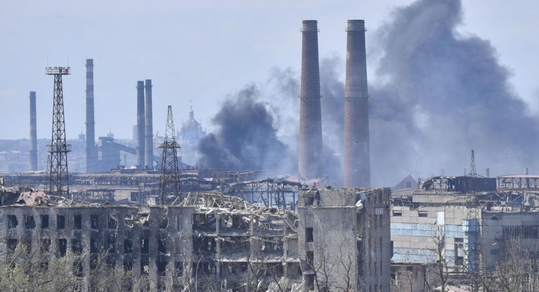 Біля «Азовсталі» рашисти обстріляли евакуаційне авто: є загиблий