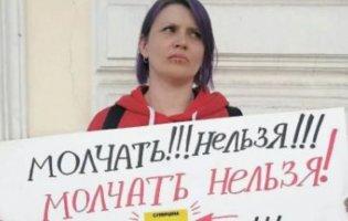 «Війна – не мир, свобода – не рабство»: у росії жінка протестує проти війни, зашивши собі рота