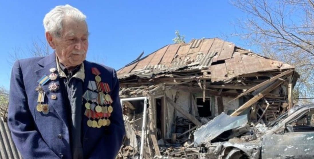 «Були сили, я б пішов перший в оборону»: рашисти знищили будинок 97-річного ветерана Другої світової війни