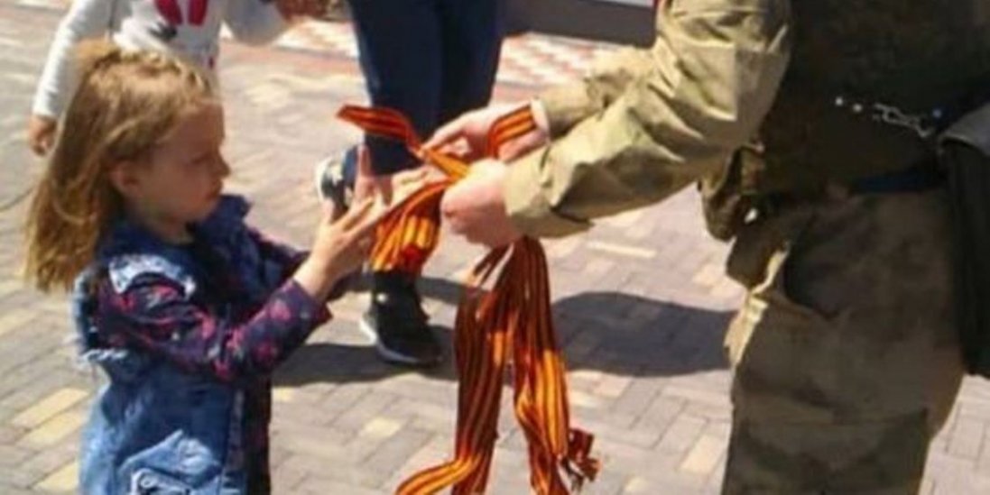 В окупованому Мелітополі дітей змушують надягати георгіївські стрічки