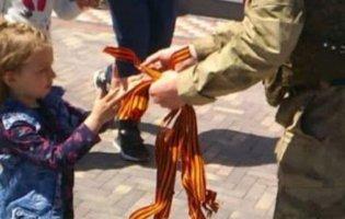 В окупованому Мелітополі дітей змушують надягати георгіївські стрічки
