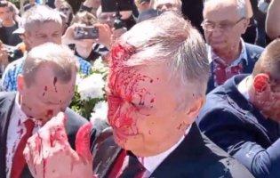 Під скандування «фашисти» і «путін х**ло» посла рф у Польщі облили червоною фарбою