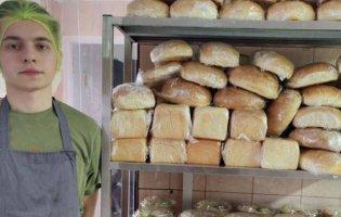 У Харкові волонтер щодня випікає хліб: годує військових та людей з інвалідністю