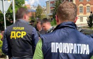 У Львові затримали «бізнесмена»: продавав «квиток» за кордон для чоловіків