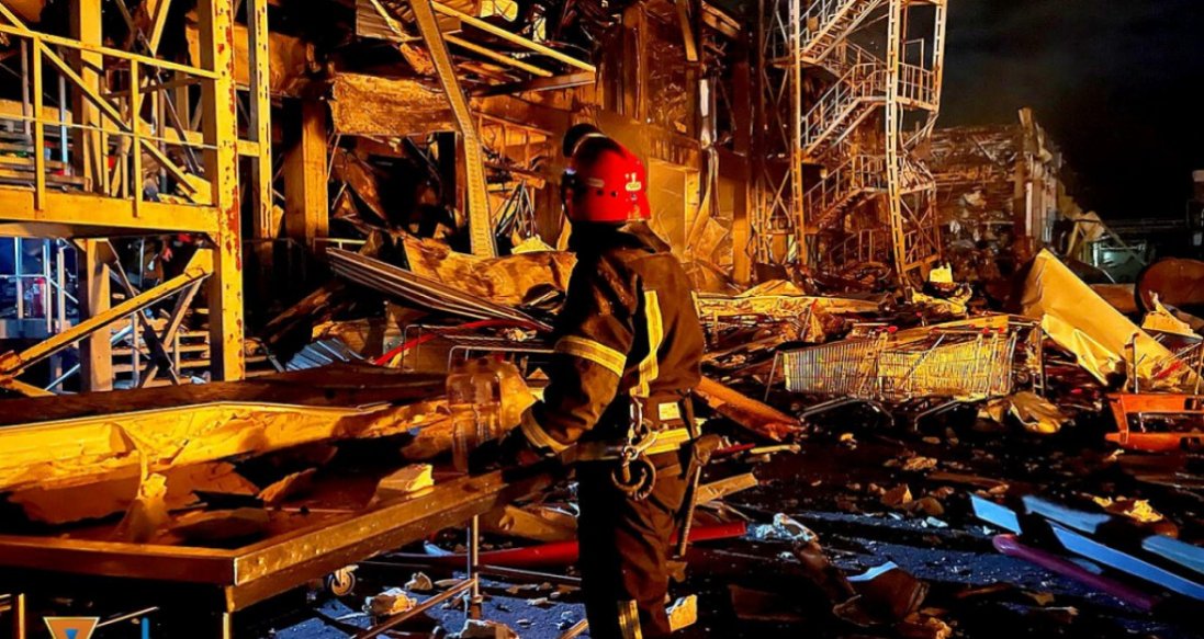 Ракетний удар по ТЦ Одеси: що відомо про стан постраждалих
