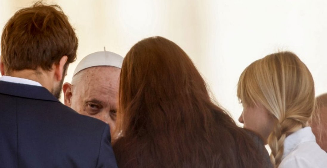 Папа Римський зустрівся з дружинами «Азовців»
