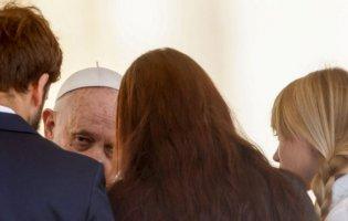 Папа Римський зустрівся з дружинами «Азовців»