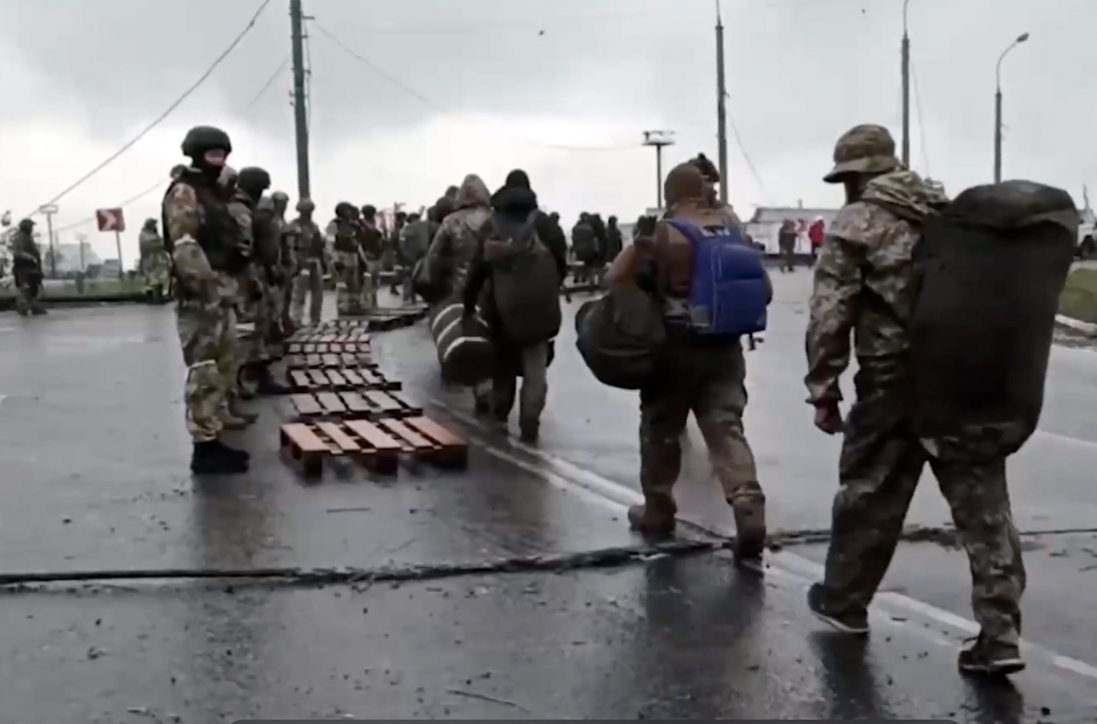 Відео виходу українських військових з «Азовсталі»