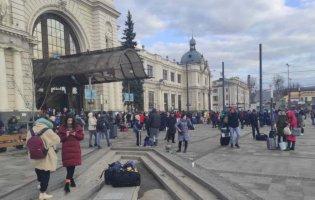 На Львівському вокзалі українці, які виїжджають з зони бойових дій, можуть отримати грошові виплати