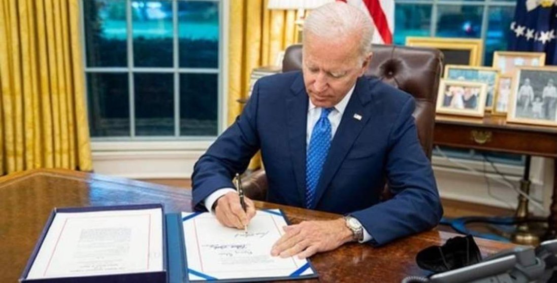 Президент США Джо Байден підписав закон про виділення 40 млрд доларів Україні