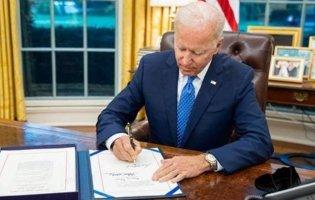 Президент США Джо Байден підписав закон про виділення 40 млрд доларів Україні