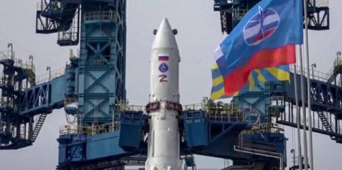 російський супутник «Космос-2555» пішов услід за російським військовим кораблем