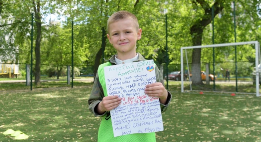 6-річний сирота з Маріуполя передав щемливий лист Борису Джонсону