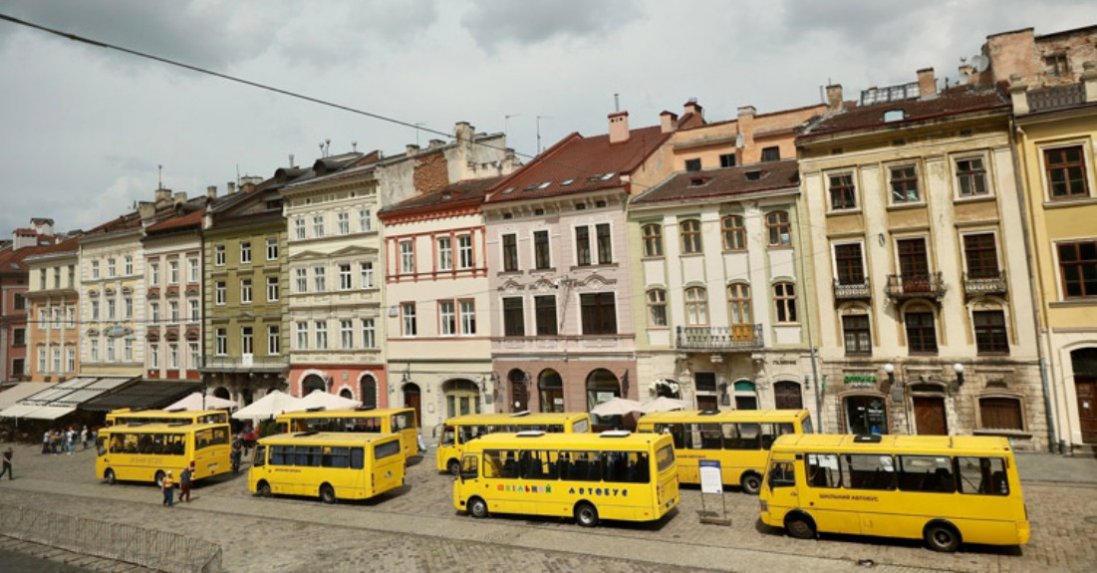 243 дитини більше ніколи не приїдуть до Львова: на центральній площі виставили порожні автобуси