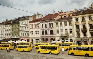 243 дитини більше ніколи не приїдуть до Львова: на центральній площі виставили порожні автобуси
