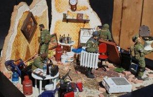 З унітазом і батареєю: литовець створив фігурки російських вояків-мародерів