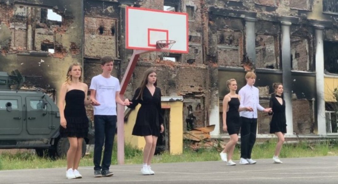 У Харкові 11-класники вальсували перед руїнами своєї школи