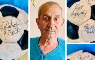 Пенсіонер з Волині продає м'яч з автографами футболістів, щоб допомогти ЗСУ