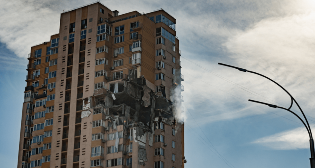 У Києві відновлять багатоповерхівку, в яку влучила ракета рф