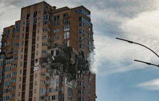 У Києві відновлять багатоповерхівку, в яку влучила ракета рф