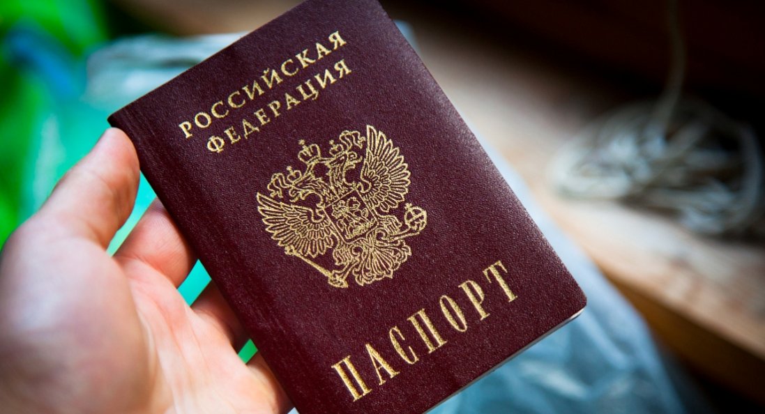 росіяни, які мешкають в Україні, палять свої паспорти