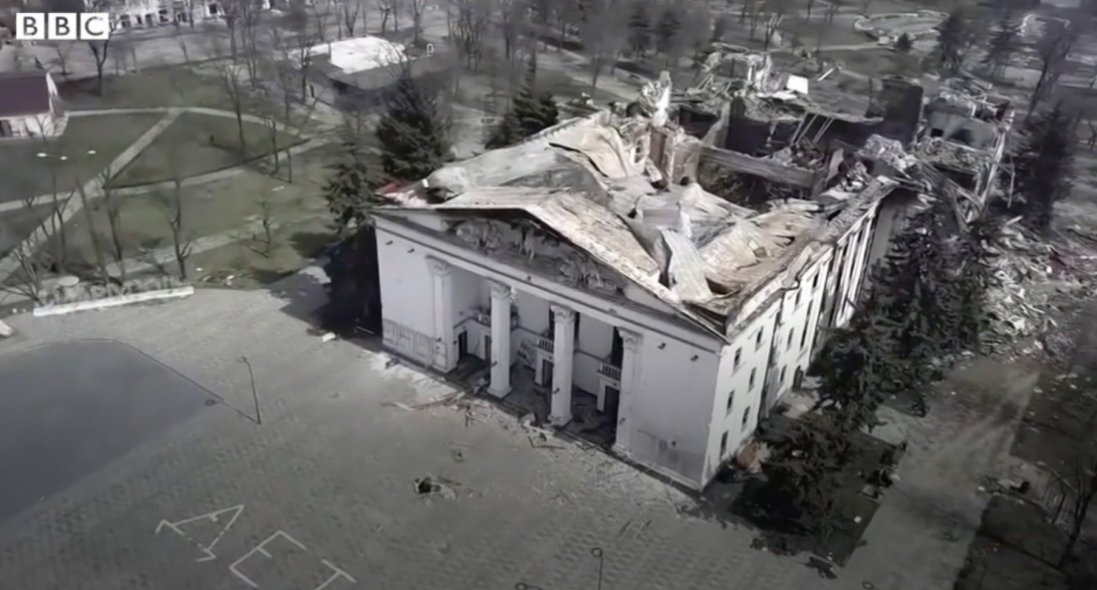 У Маріуполі росіяни хочуть відкрити розбомблений драмтеатр