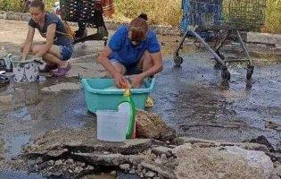 Маріупольці перуть у «кратерах» від авіабомб, де зібралася дощова вода