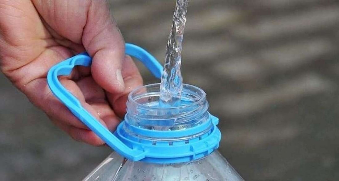 У Маріуполі люди набирають воду з калюж