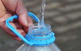 У Маріуполі люди набирають воду з калюж